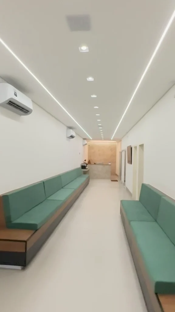 Sala de espera com estofados verdes