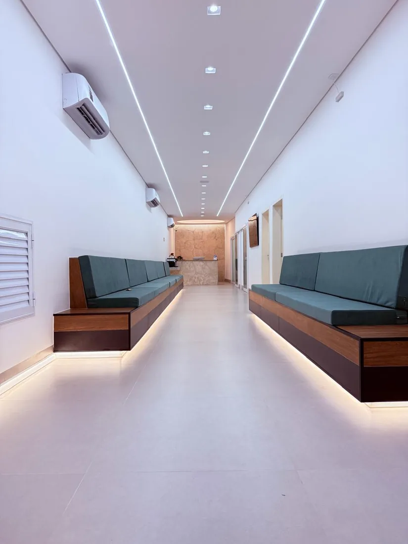 Recepção e sala de espera iluminada
