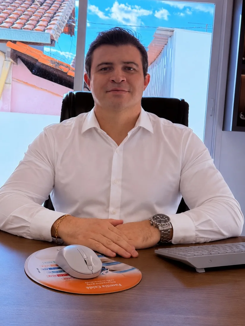 Dr. Daniel F. Sousa em seu consultório na Clínica São Geraldo