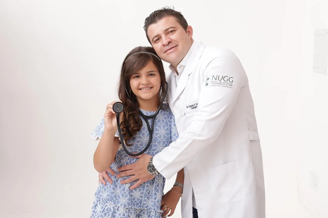 Dr. Daniel F. Sousa atendendo paciente com carinho e humanização